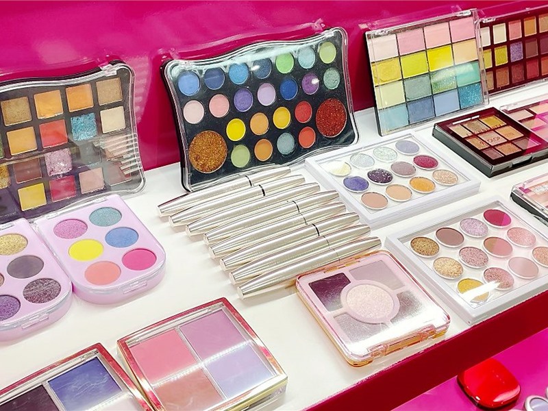 cosmetics-showroom-eyeshadow-display-02-800x600